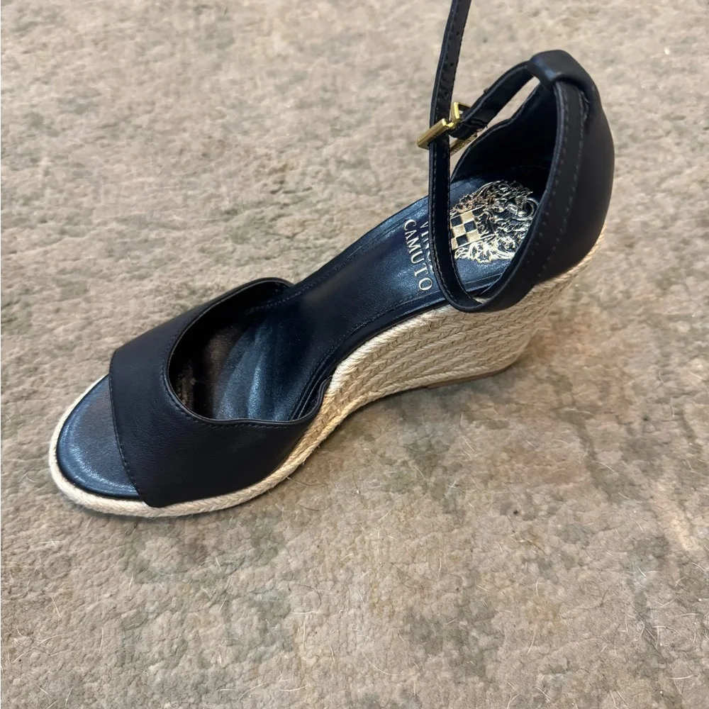 This is a Vince Camuto Felyn espadrille wedge sandal in black in size 6-6.5